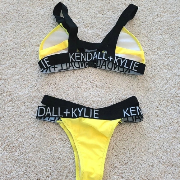 Bikini - Picture 2 of 2